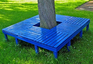 Blaue Gartenbank
